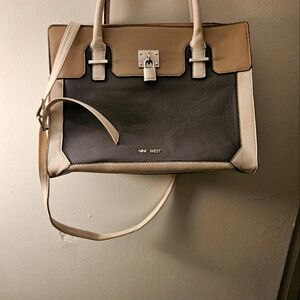 Gently used Nine West Shoulder or handbag 👜 smoke-free and pet free home 🏡